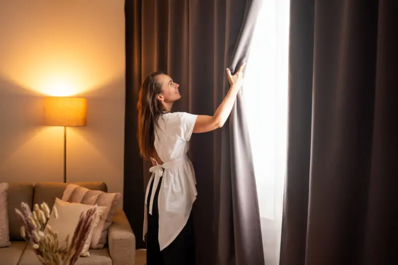 Zatemňovací závěs Blackout tmavě šedý značky Škodák.
