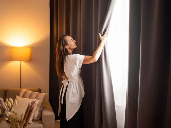 Zatemňovací závěs Blackout tmavě šedý značky Škodák.