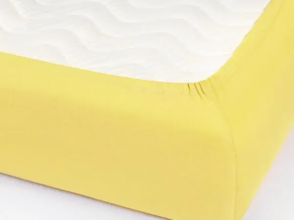 Dětské jersey napínací prostěradlo žluté do postýlky značky Škodák