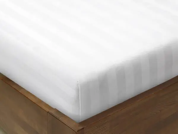 Damaškové napínací prostěradlo bílé proužky 2 cm značky Škodák