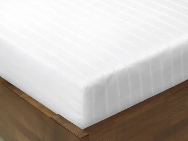 Damaškové napínací prostěradlo bílé proužky 24/6 mm značky Škodák