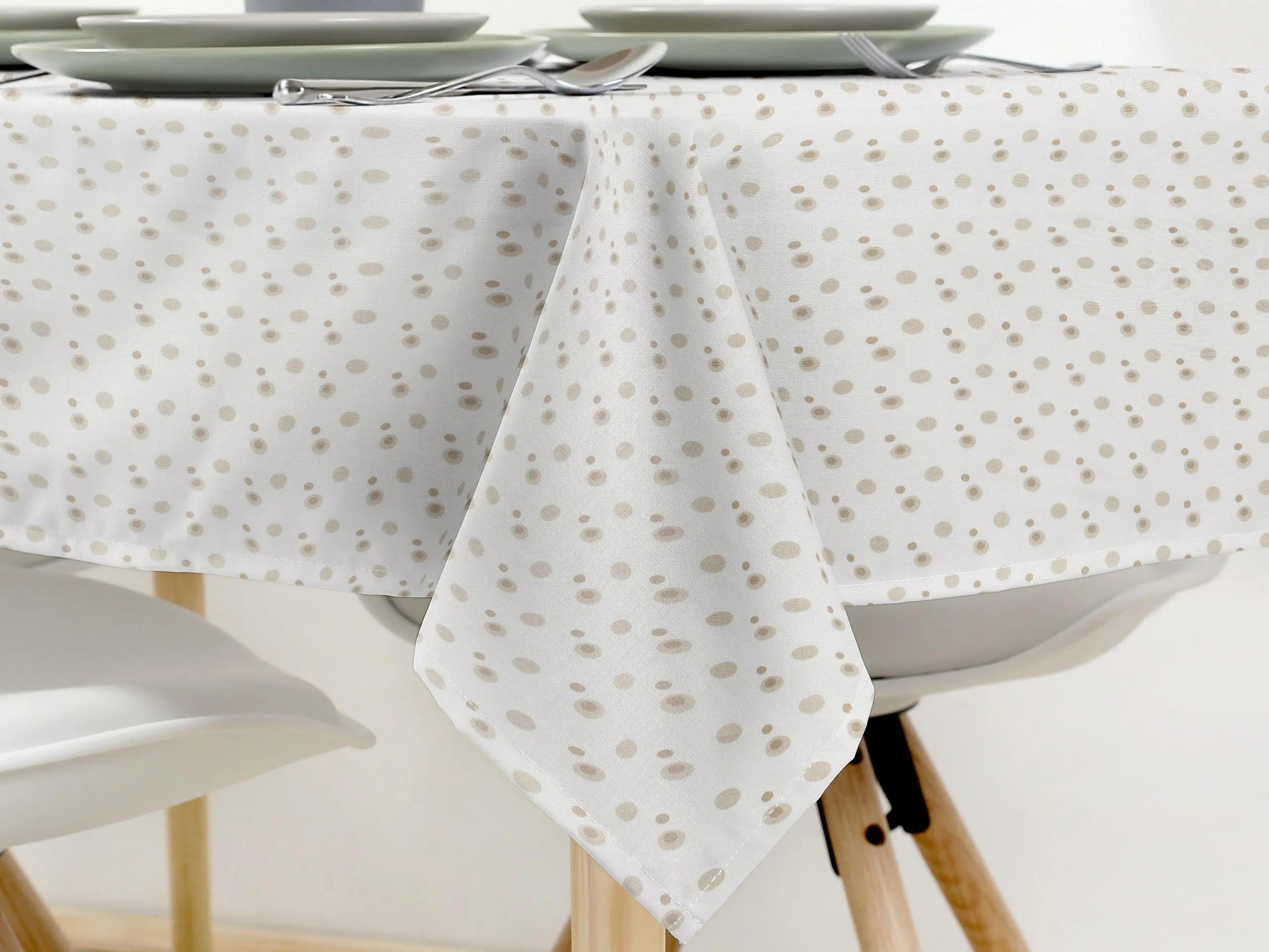 Hranatý bavlněný ubrus hnědé puntíky na smetanové značky Škodák