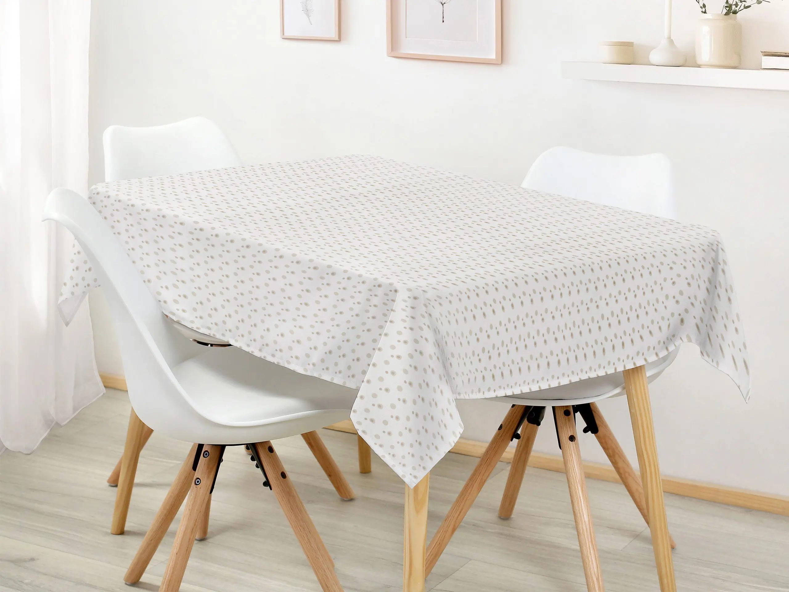 Hranatý bavlněný ubrus hnědé puntíky na smetanové značky Škodák