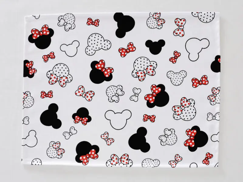 Bavlněné prostírání Mickey s mašlí na bílé značky Škodák