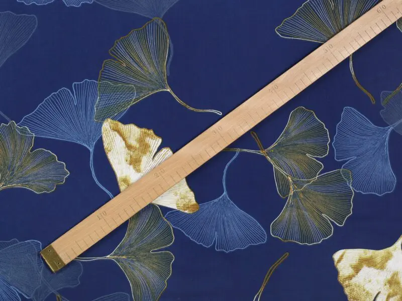 Bavlněná látka ginkgo na modré značky Škodák