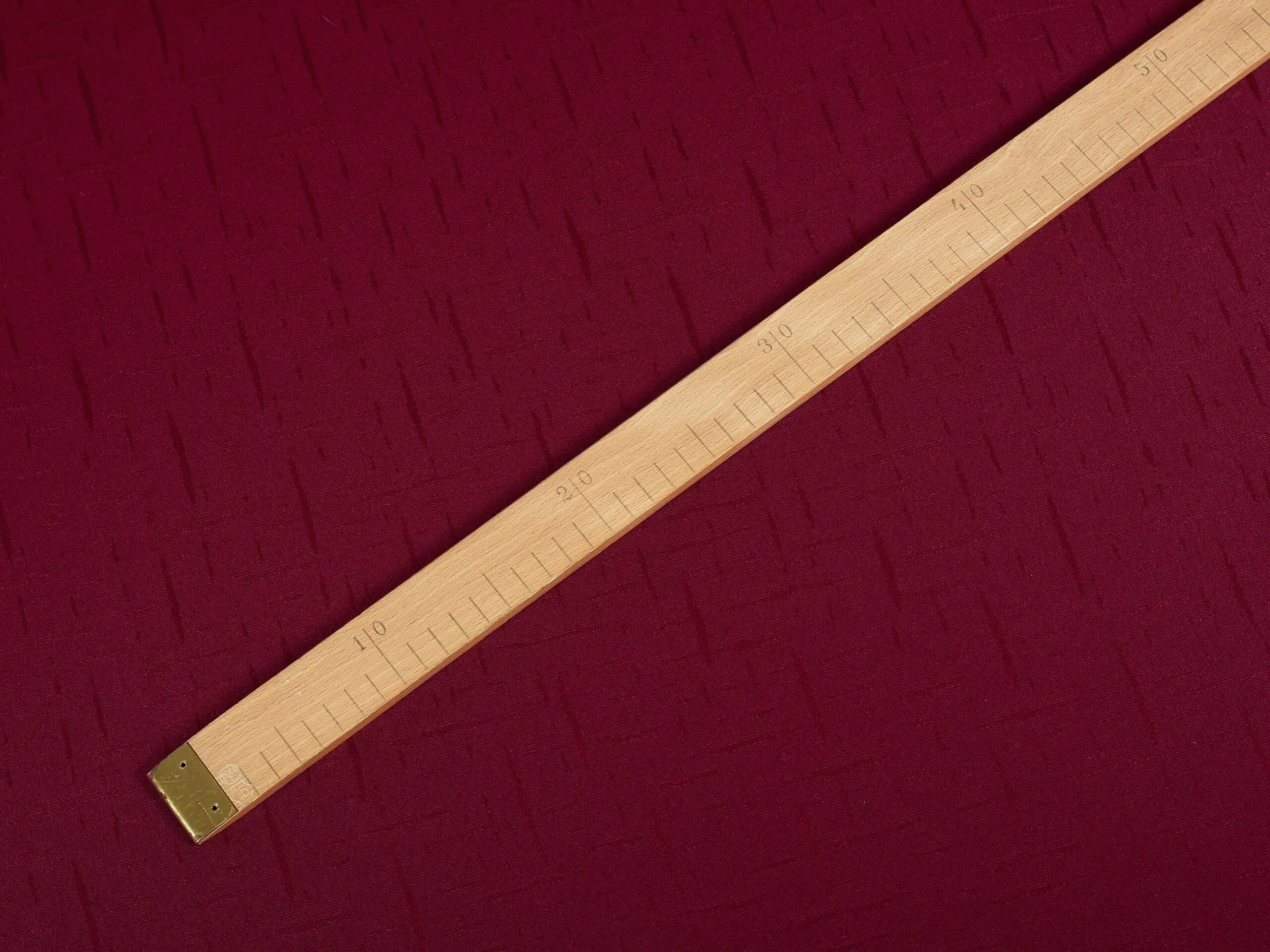 Teflonová látka s čárkami bordó metráž značky Škodák