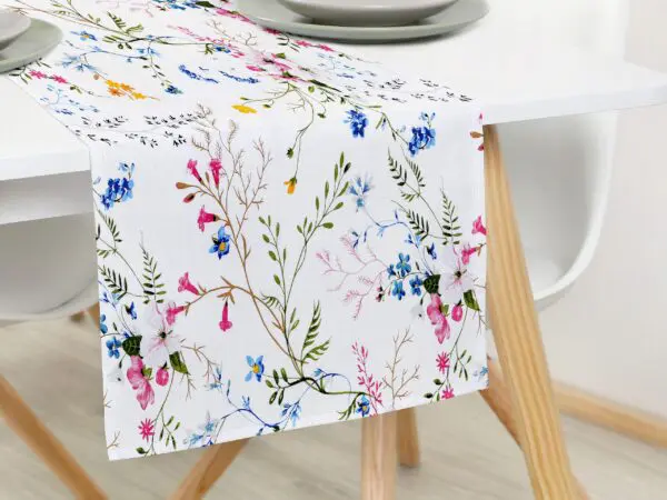 Bavlněný běhoun malované luční kvítí značky Škodák