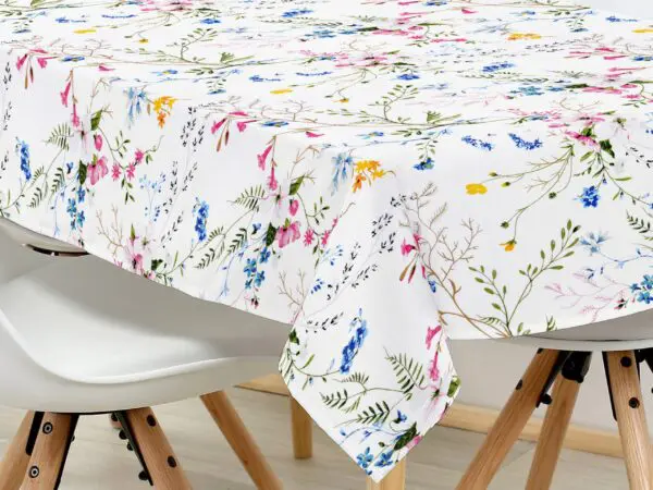 Hranatý bavlněný ubrus malované luční kvítí značky Škodák