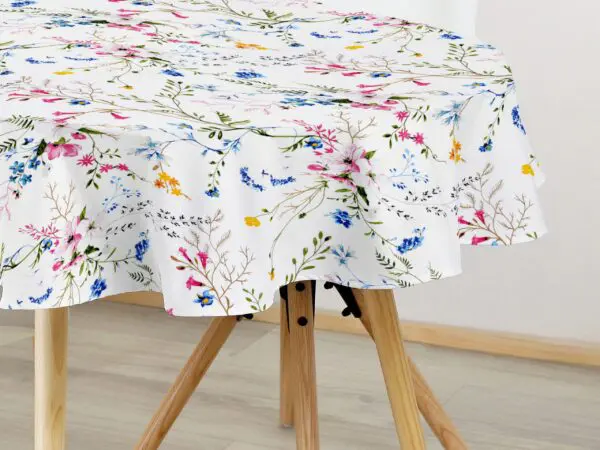 Oválný bavlněný ubrus malované luční kvítí značky Škodák