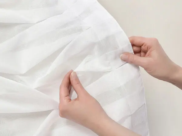 Luxusní nařasená organza bílá vzor 560 značky Škodák.