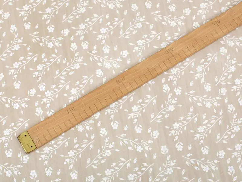 PVC ubrusovina bílé drobné kytičky na béžové metráž šířka 140 cm