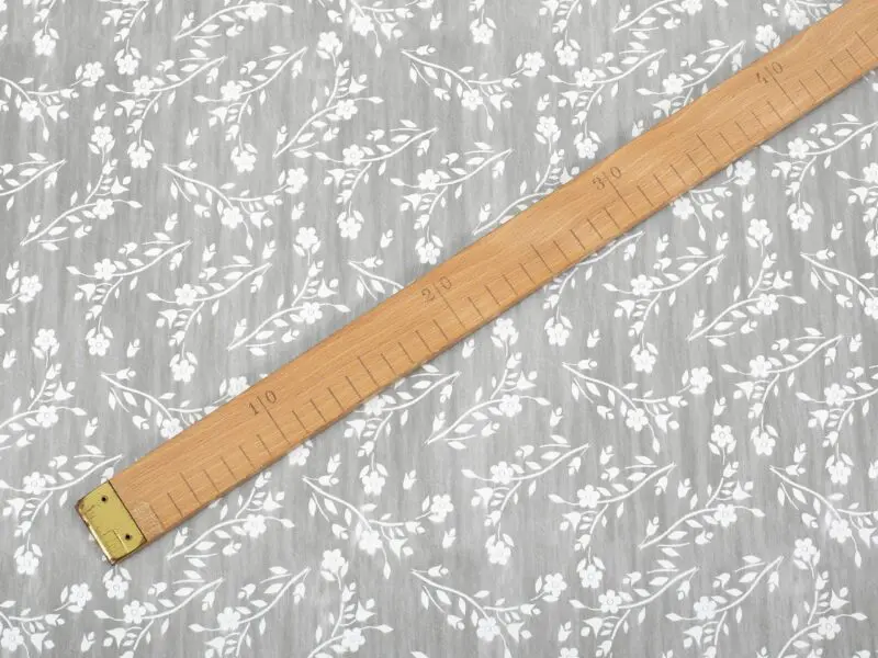 PVC ubrusovina bílé kytičky na šedé metráž šířka 140 cm