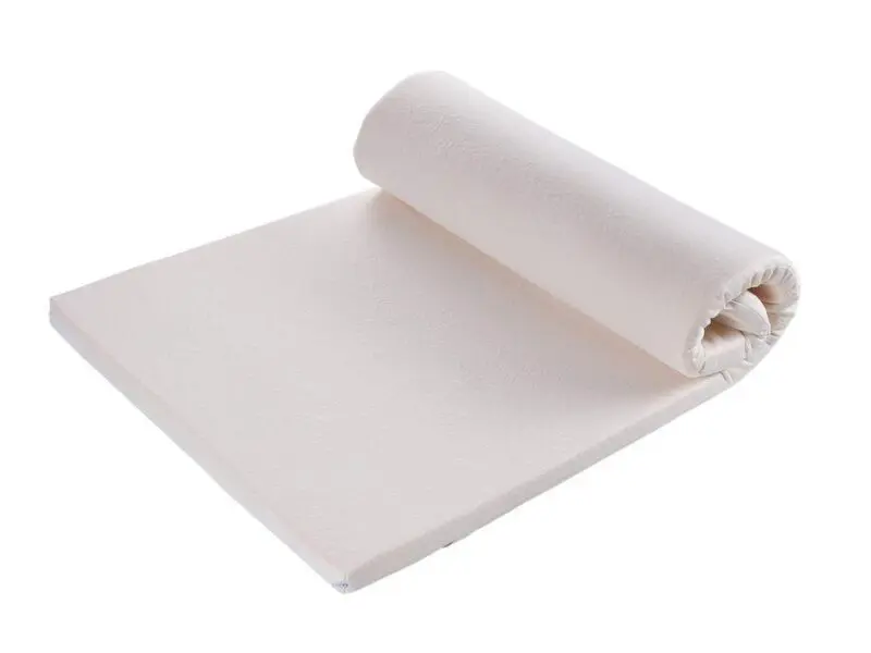 Podložka na matraci z líné pěny s potahem značky Škodák.