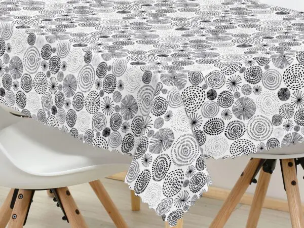 Hranatý teflonový ubrus černý kruh na bílé značky Škodák