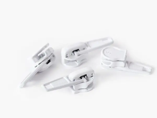 Kovový jezdec s táhlem 5 mm bílý