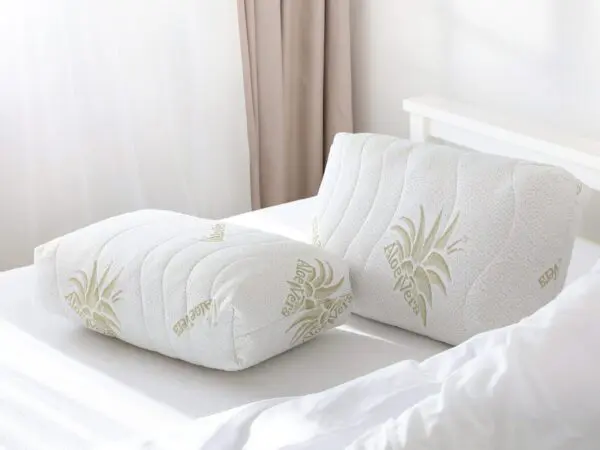 Polštář VITAL řezaná líná pěna 50x30x12 cm značky Škodák.