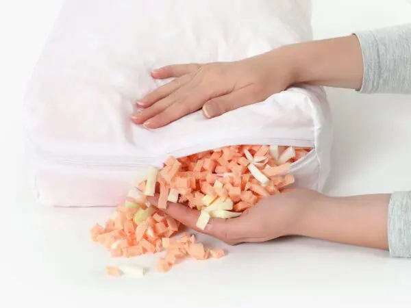 Polštář VITAL řezaná líná pěna 50x30x12 cm značky Škodák.