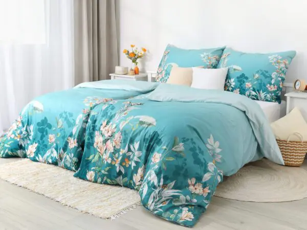 Saténové povlečení LUX lilie na tmavě modré