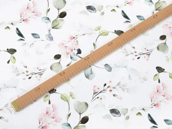 Dekorační látka eukalyptus s růžovými květy metráž šířka 160 cm značky Škodák.