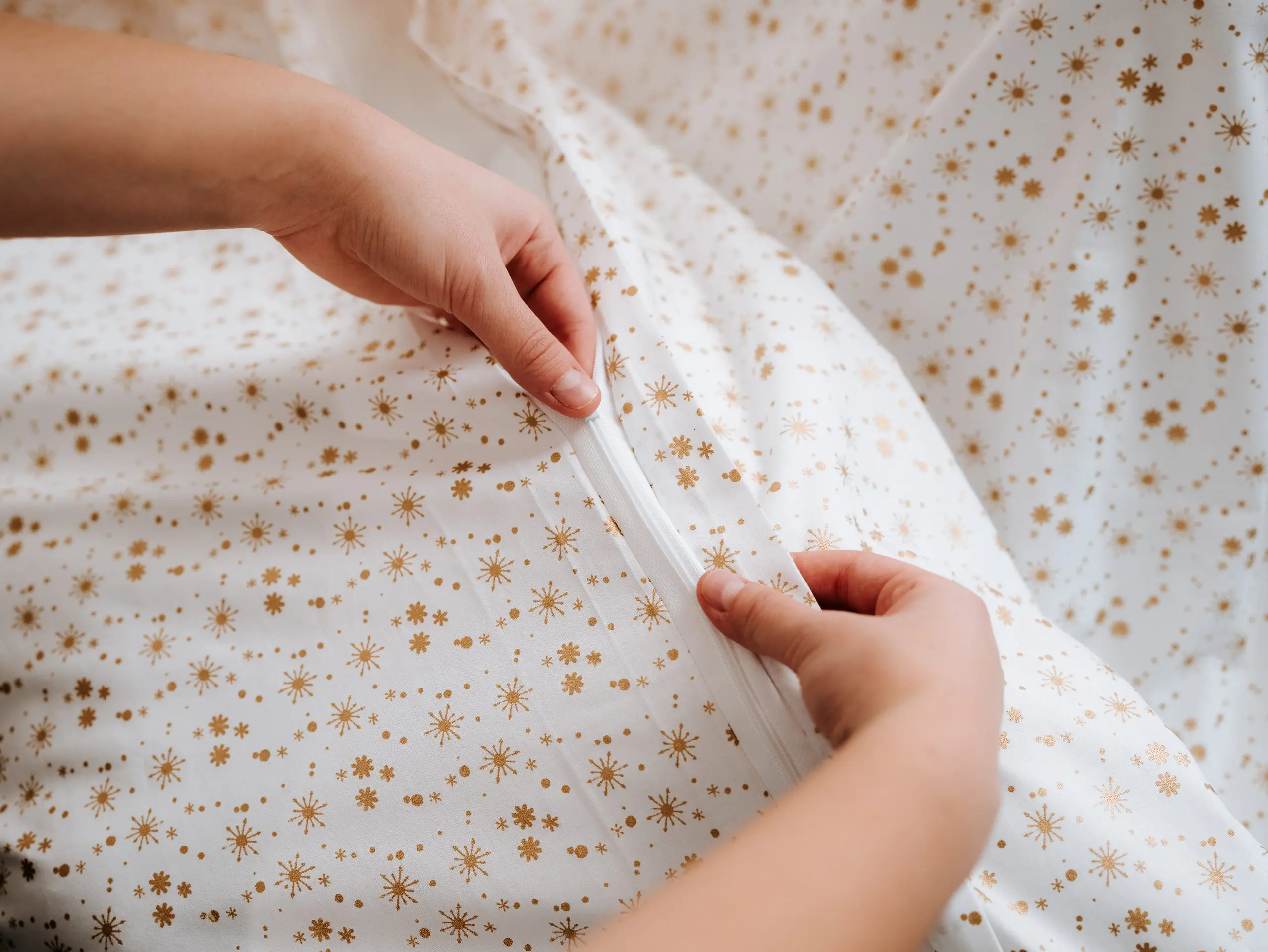 Vánoční bavlněné povlečení zlaté vločky na bílé značky Škodák.