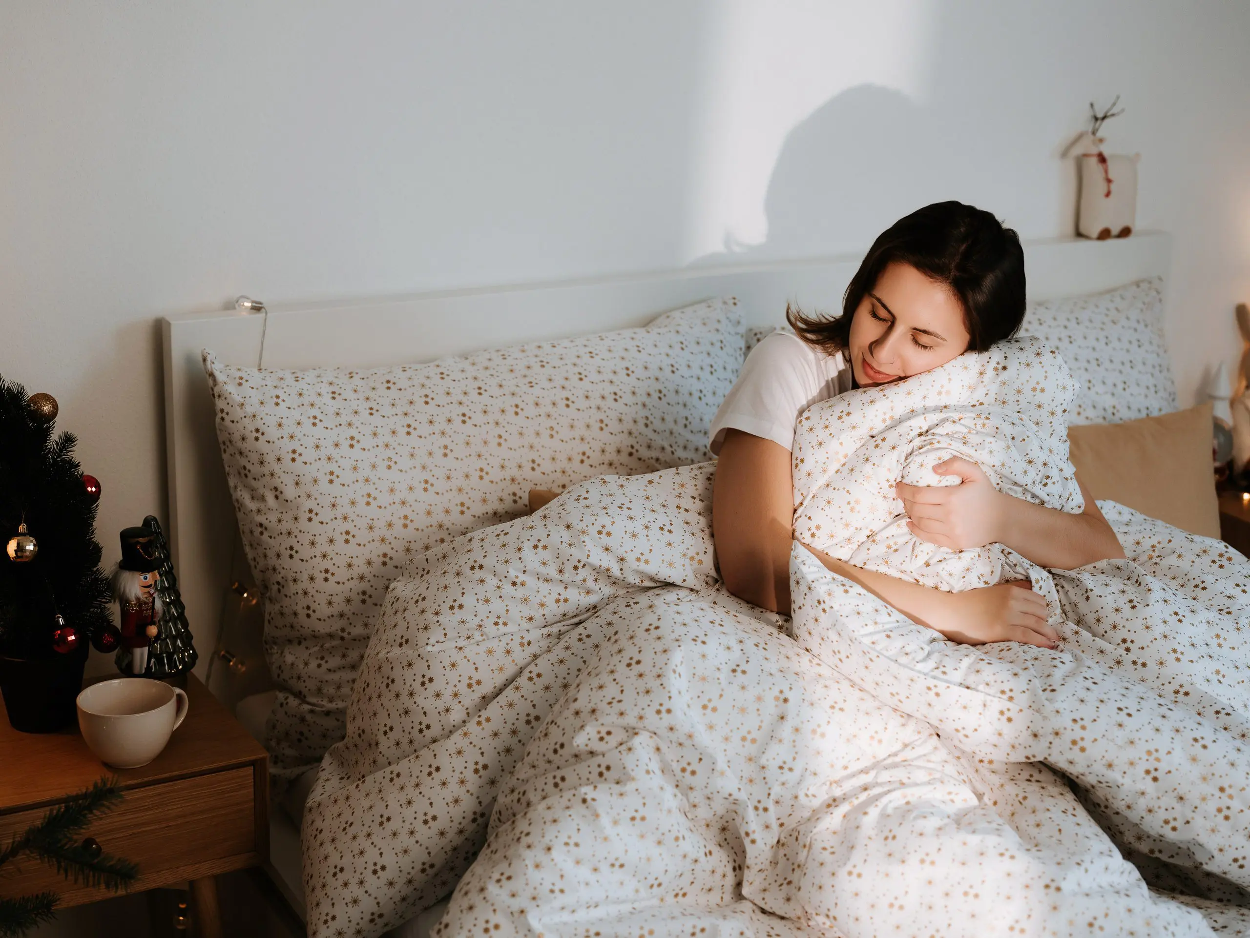 Vánoční bavlněné povlečení zlaté vločky na bílé značky Škodák.