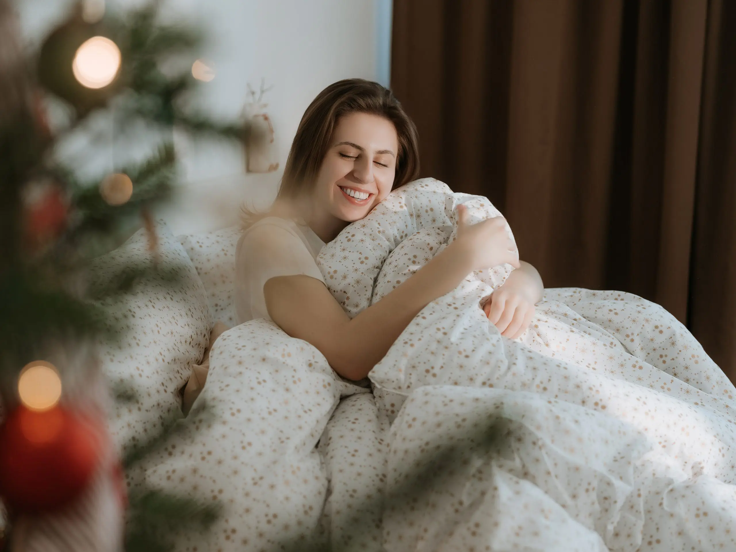 Vánoční bavlněné povlečení zlaté vločky na bílé značky Škodák.