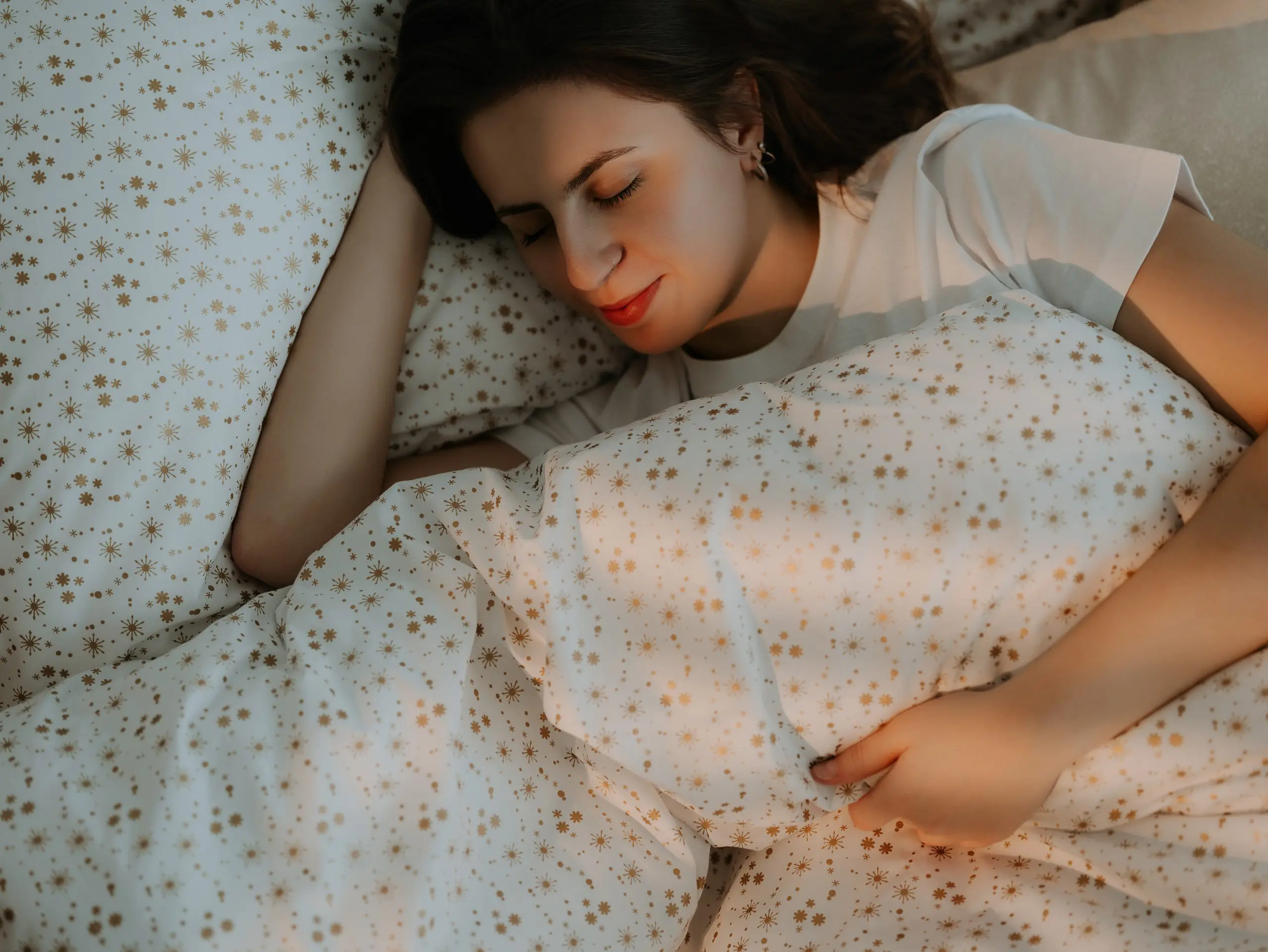 Vánoční bavlněné povlečení zlaté vločky na bílé značky Škodák.