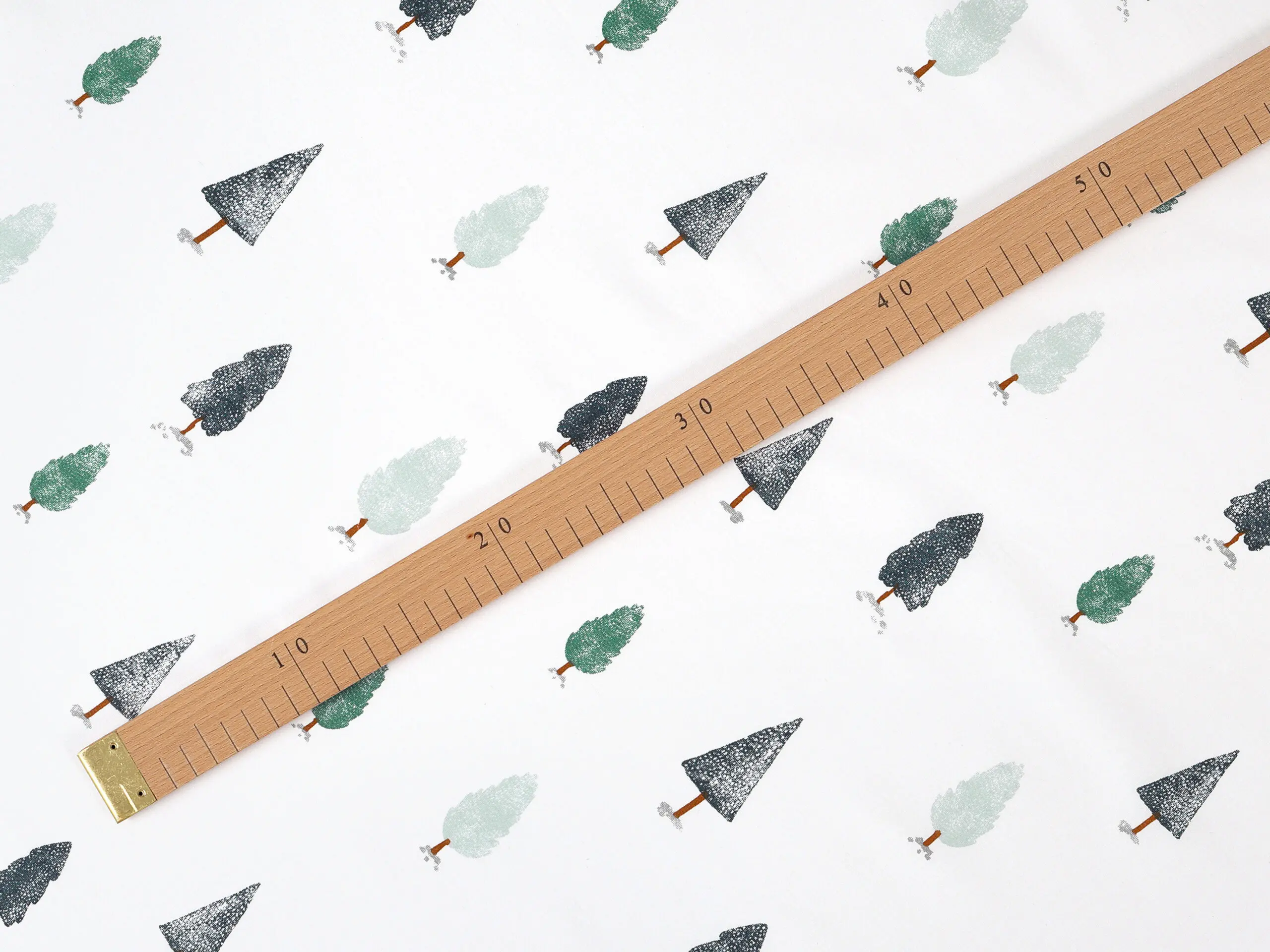 Bavlněná látka zimní les metráž šířka 142 cm značky Škodák.