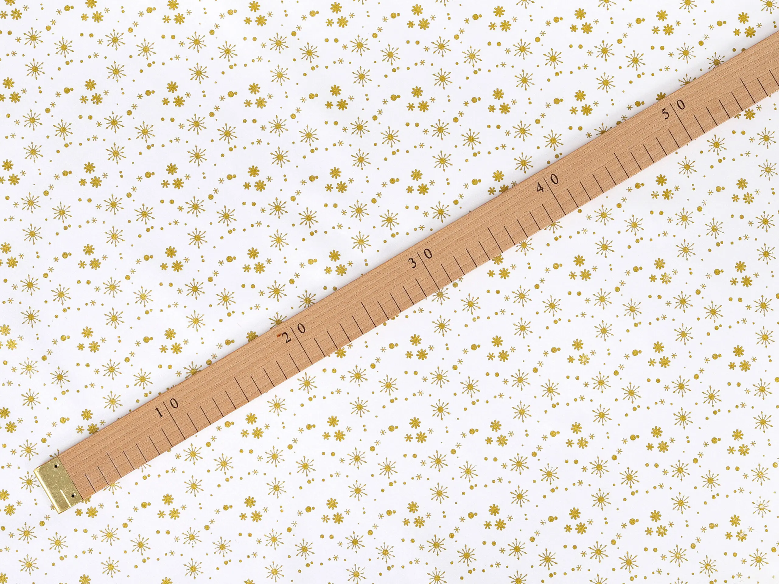 Bavlněná látka zlaté vločky na bílé metráž šířka 142 cm značky Škodák.