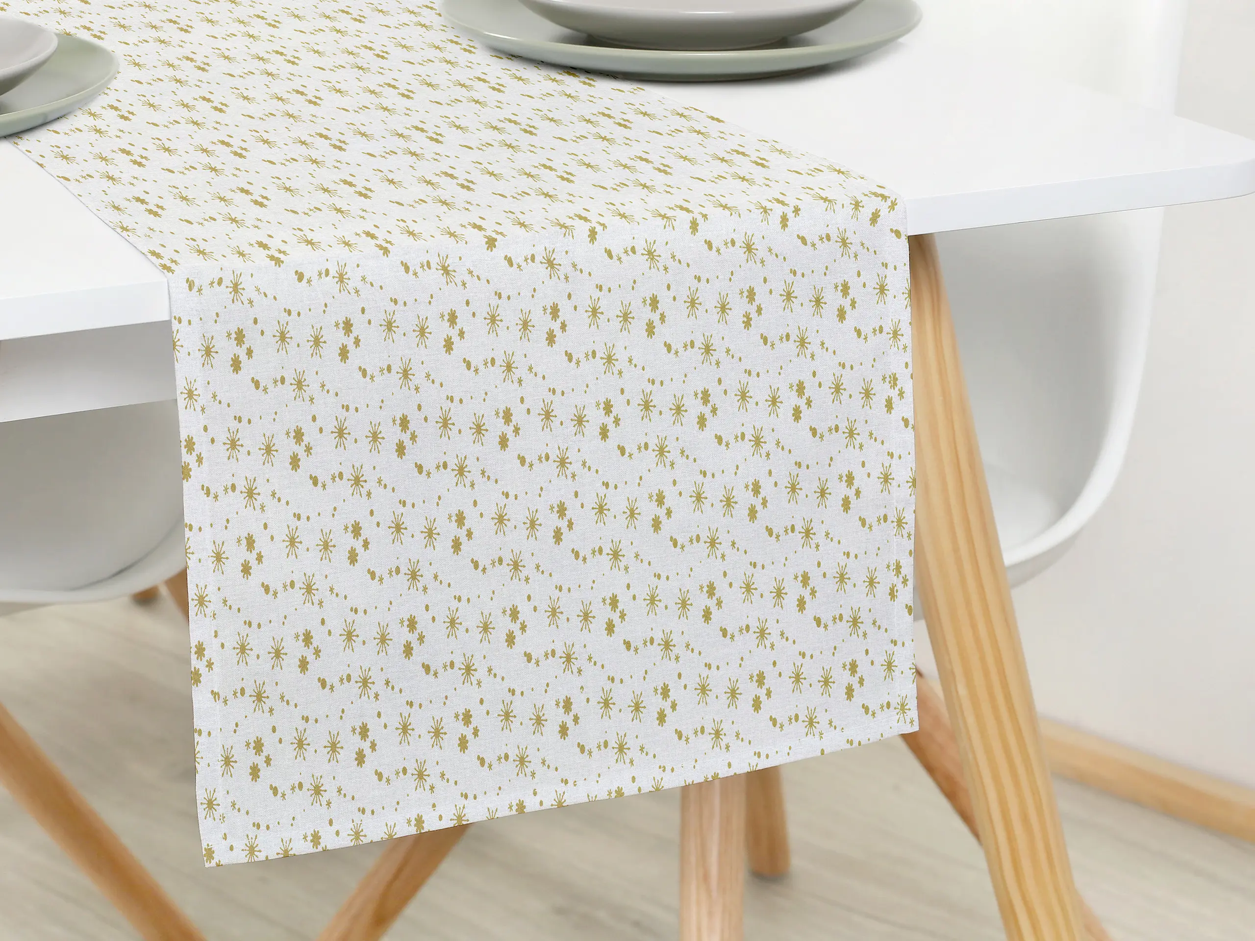 Bavlněný běhoun zlaté vločky na bílé značky Škodák.