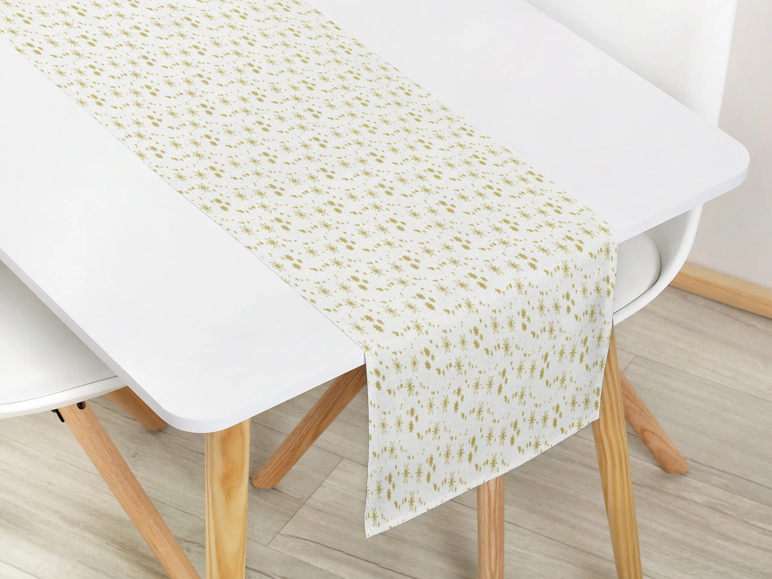 Bavlněný běhoun zlaté vločky na bílé značky Škodák.