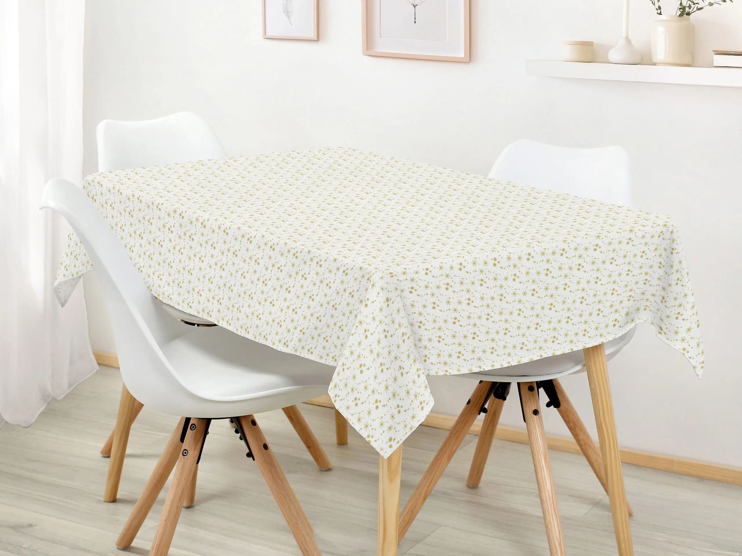 Hranatý bavlněný ubrus zlaté vločky na bílé značky Škodák.