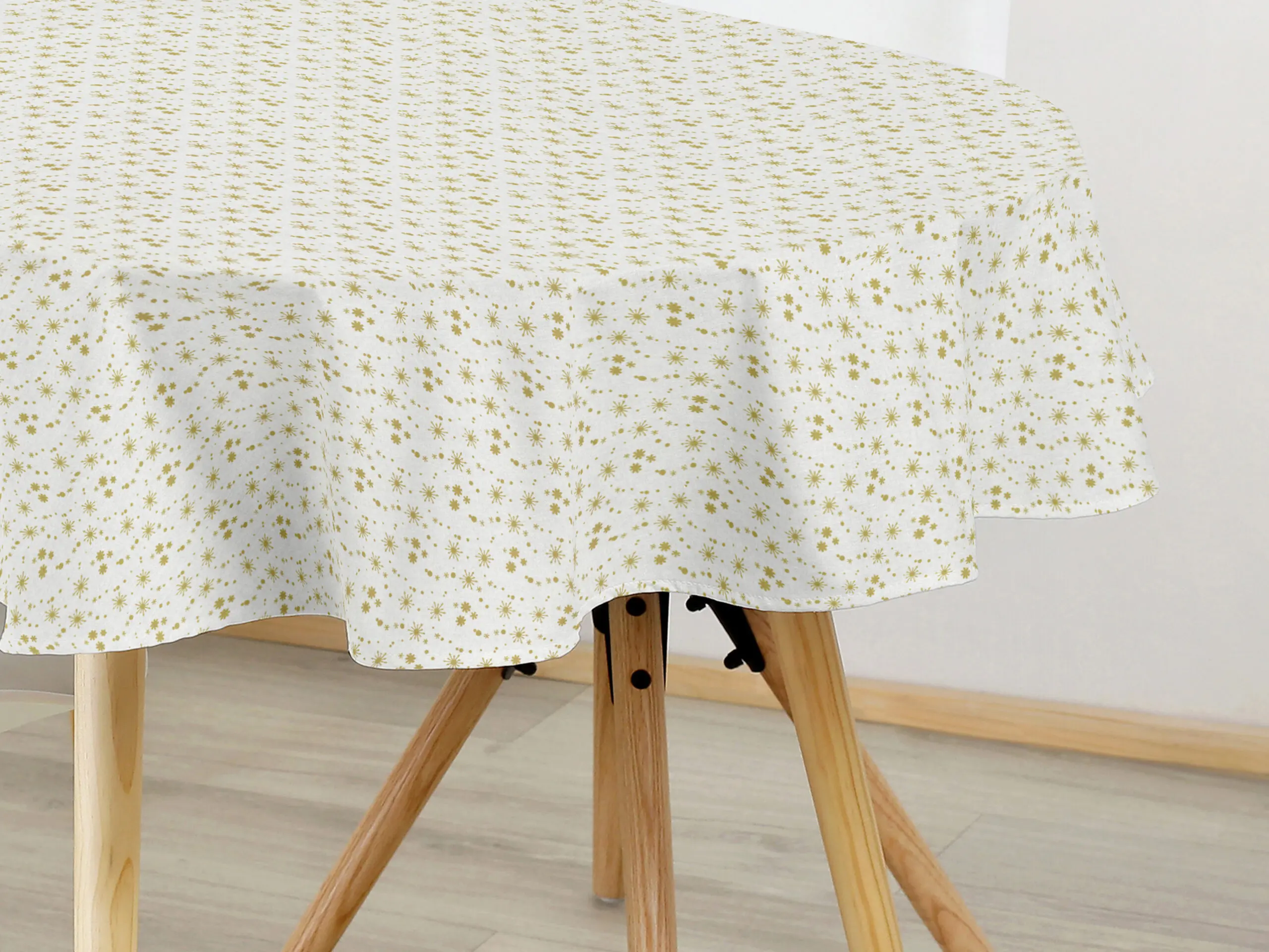 Oválný bavlněný ubrus zlaté vločky na bílé značky Škodák.