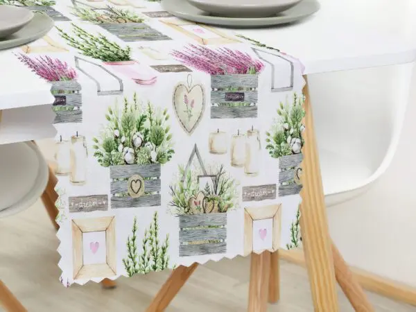 Dekorační běhoun levandule a srdíčka značky Škodák.