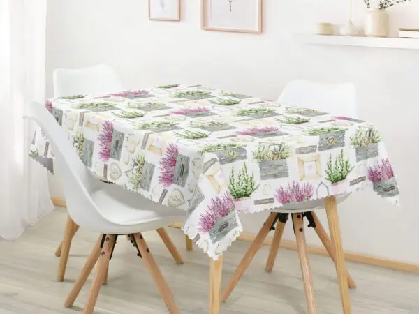 Hranatý dekorační ubrus levandule a srdíčka značky Škodák.