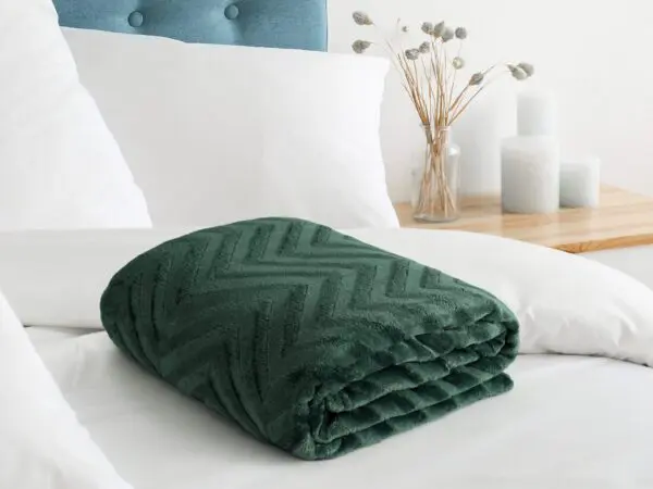 Deka Mikroflanel zelený cik-cak 150x200 cm značky Škodák.