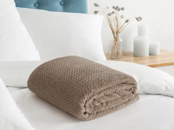 Deka Mikroflanel hnědé copánky 150x200 cm značky Škodák.