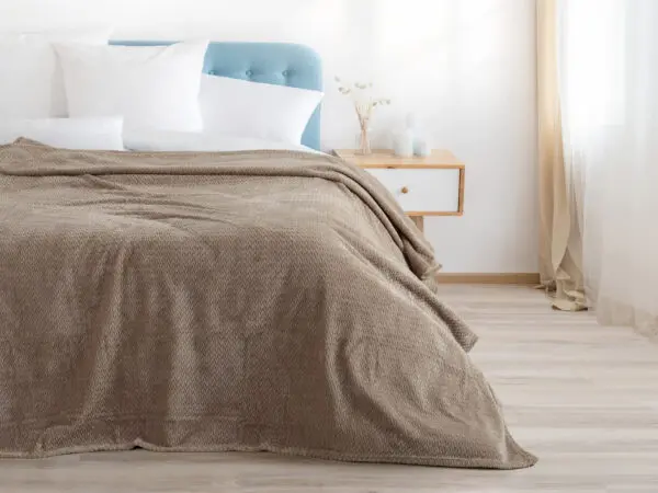 Deka Mikroflanel hnědé copánky 150x200 cm značky Škodák.