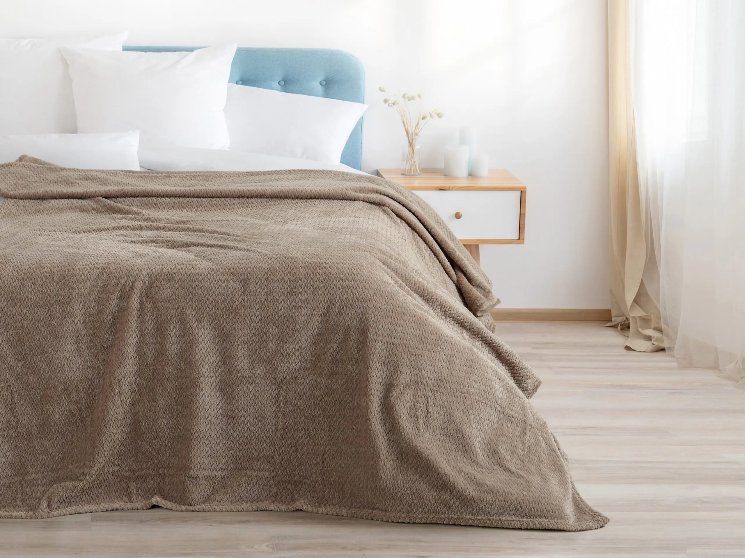 Deka Mikroflanel hnědé copánky 150x200 cm značky Škodák.