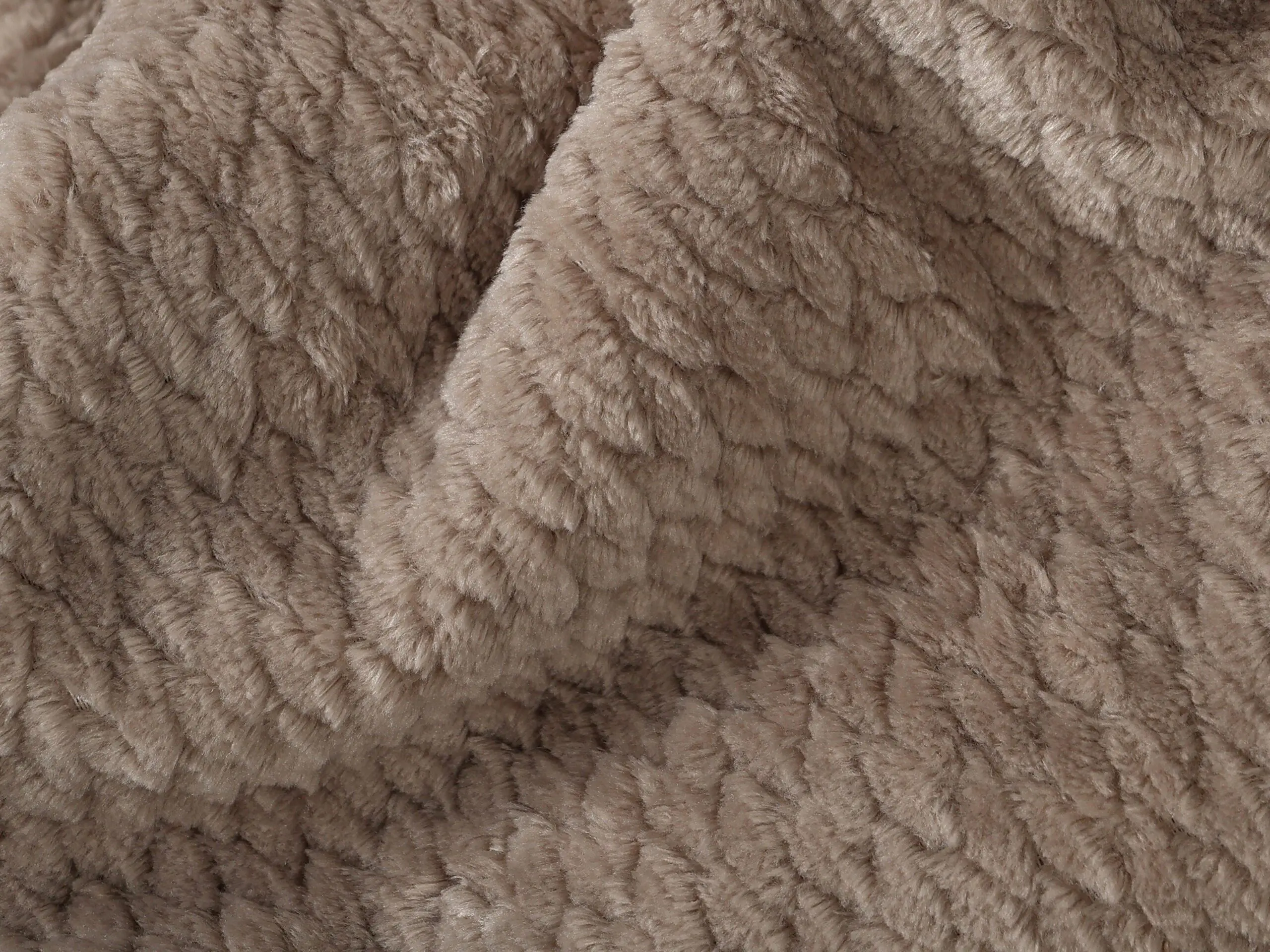 Deka Mikroflanel hnědé copánky 150x200 cm značky Škodák.