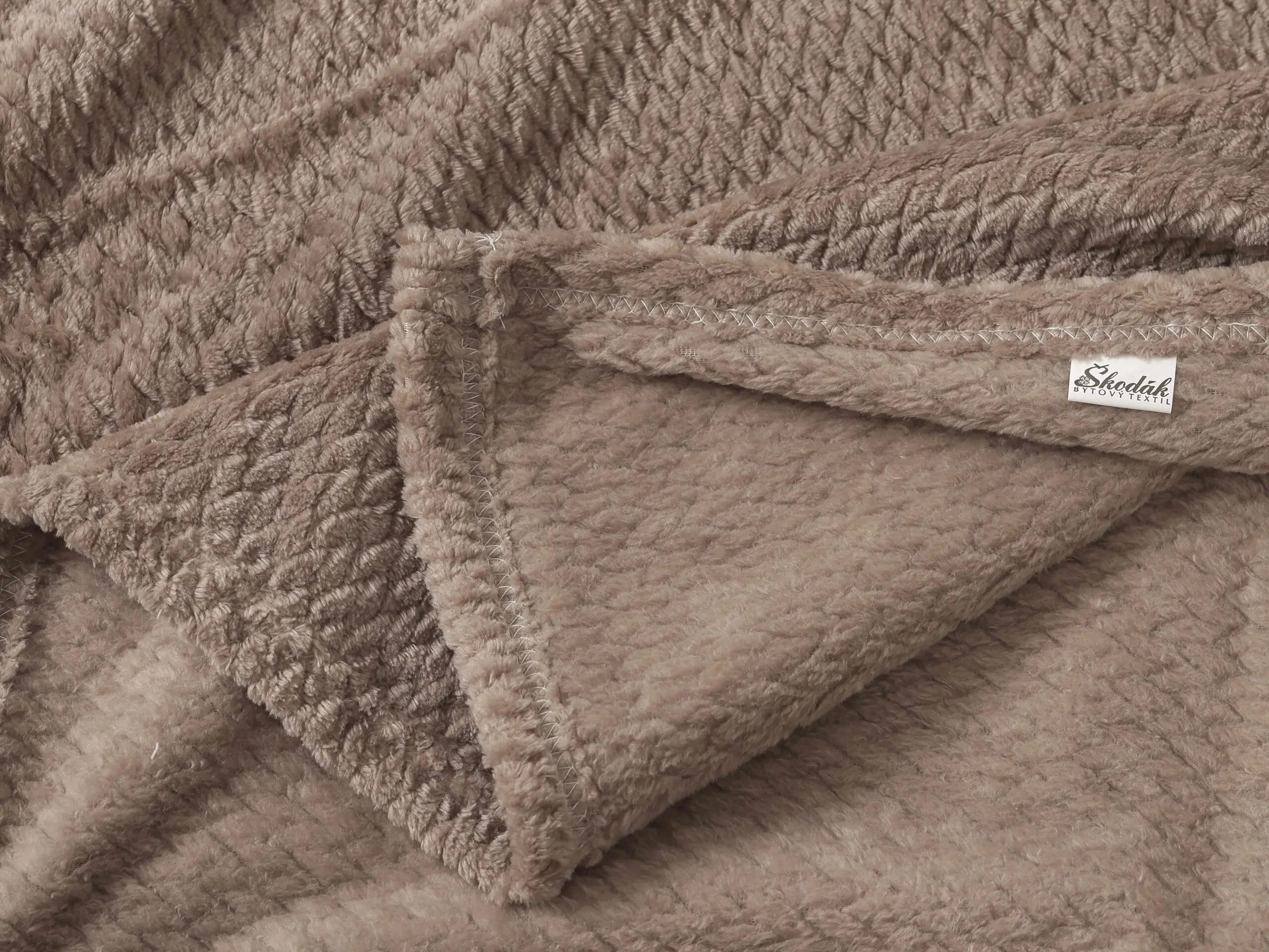Deka Mikroflanel hnědé copánky 150x200 cm značky Škodák.
