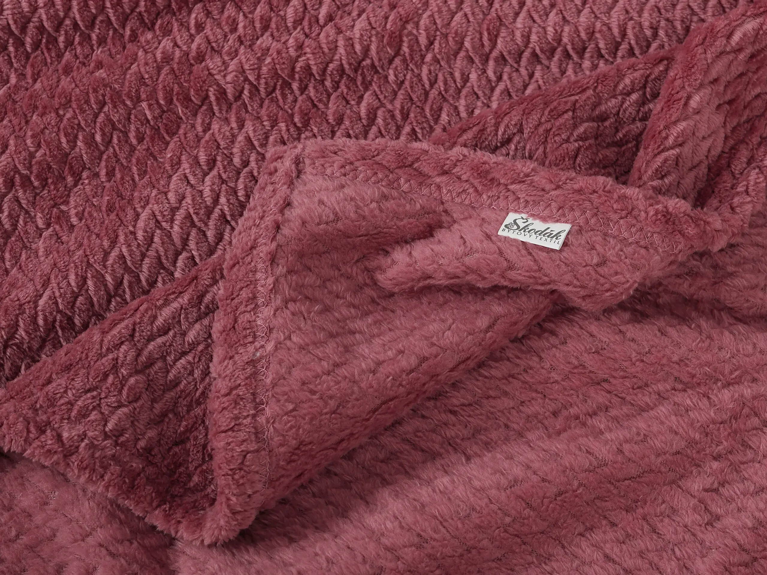 Deka Mikroflanel starorůžové copánky 150x200 cm značky Škodák.