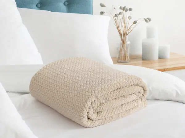 Deka Mikroflanel světle béžové copánky 150x200 cm značky Škodák.