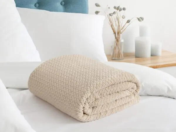 Deka Mikroflanel světle béžové copánky 150x200 cm značky Škodák.