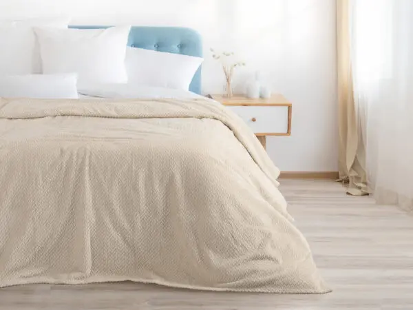 Deka Mikroflanel světle béžové copánky 150x200 cm značky Škodák.