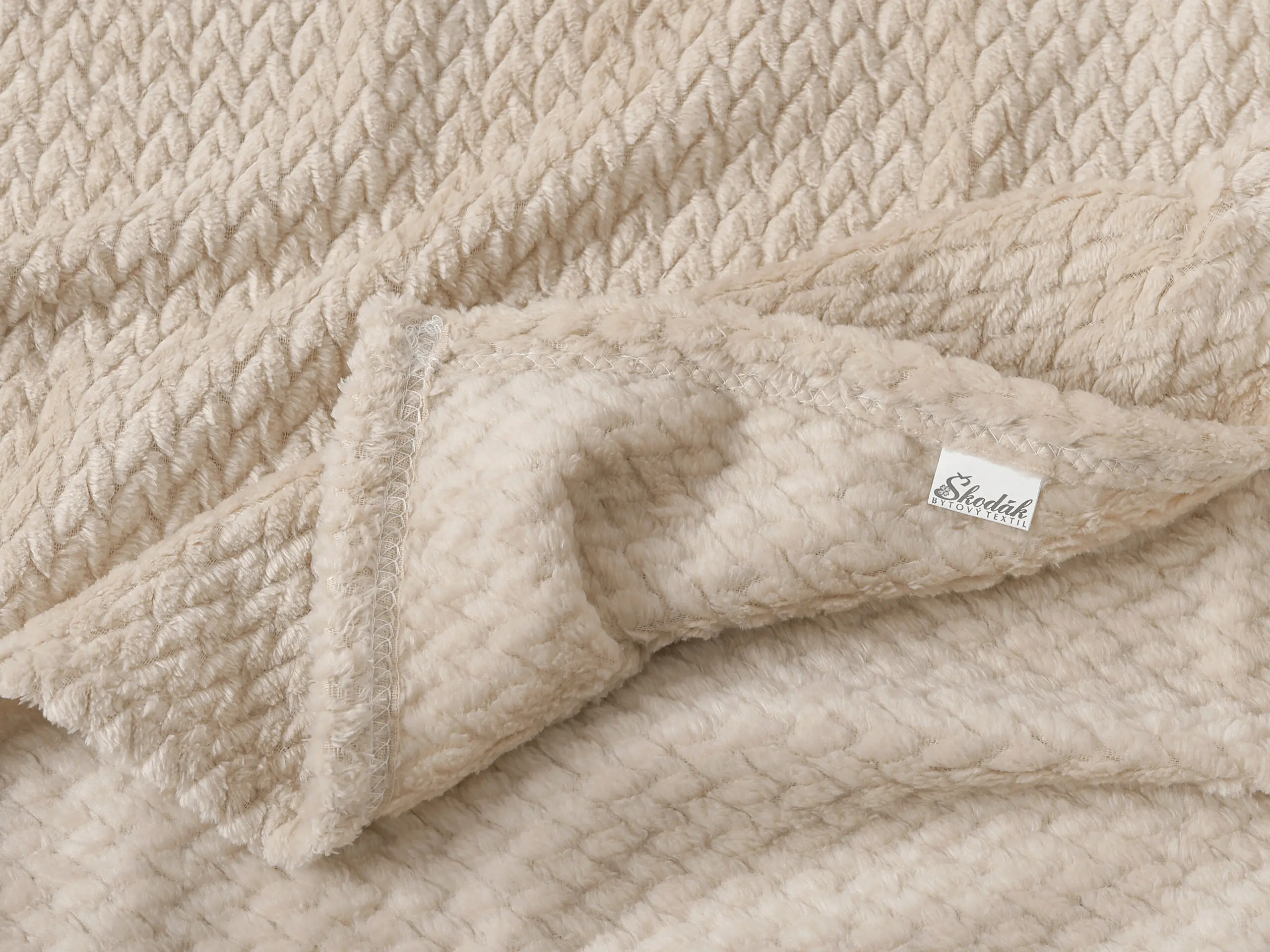 Deka Mikroflanel světle béžové copánky 150x200 cm značky Škodák.