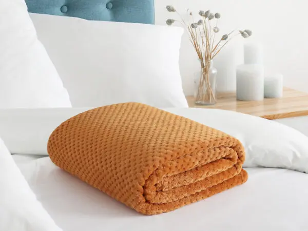 Deka Mikroflanel oranžové tečky 150x200 cm značky Škodák.