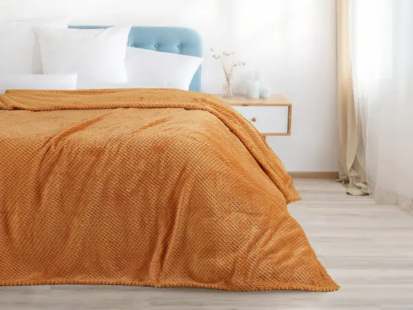 Deka Mikroflanel oranžové tečky 150x200 cm značky Škodák.