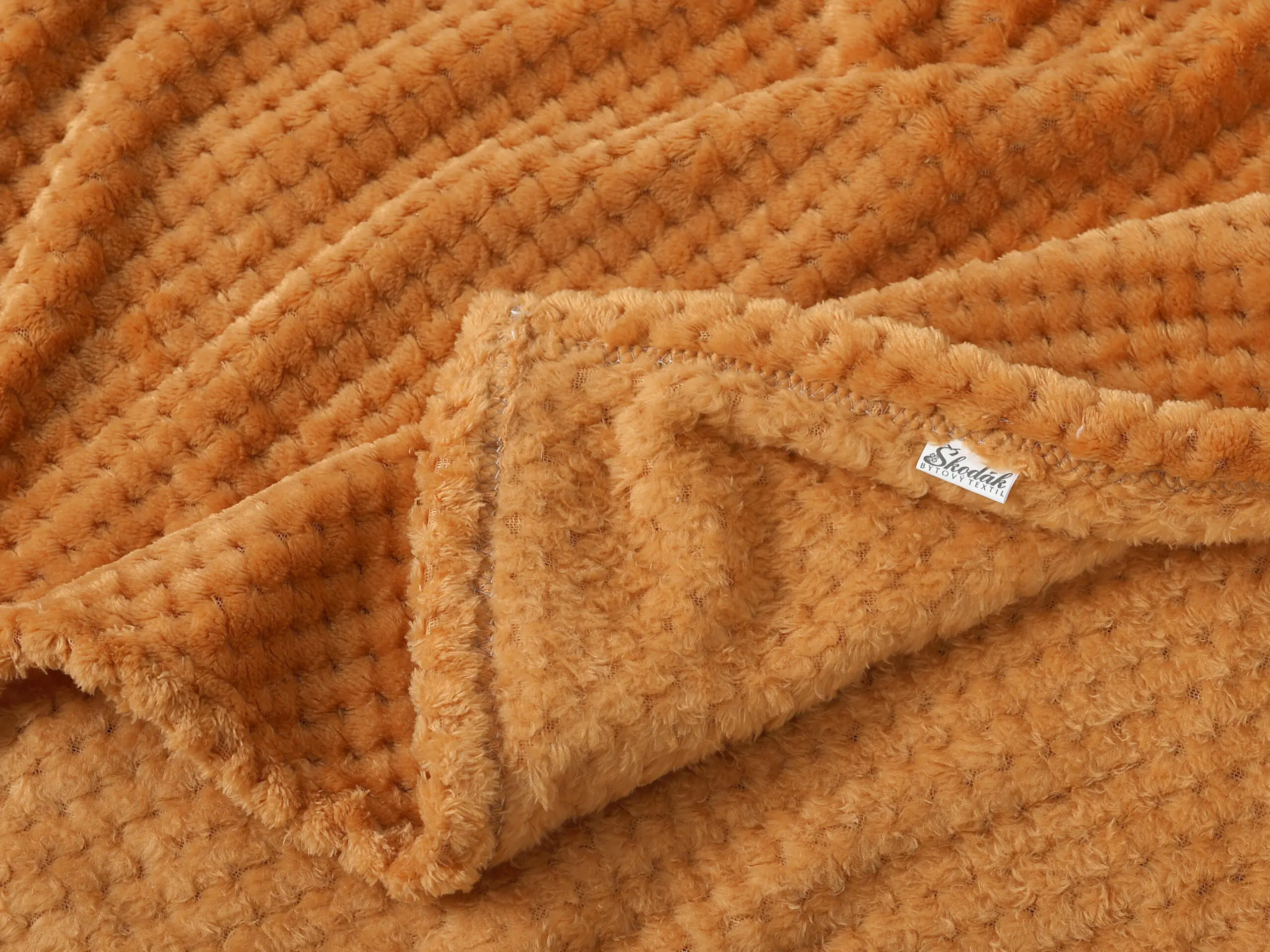 Deka Mikroflanel oranžové tečky 150x200 cm značky Škodák.