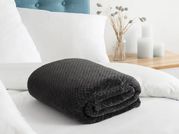 Deka Mikroflanel tmavě šedé tečky 150x200 cm značky Škodák.